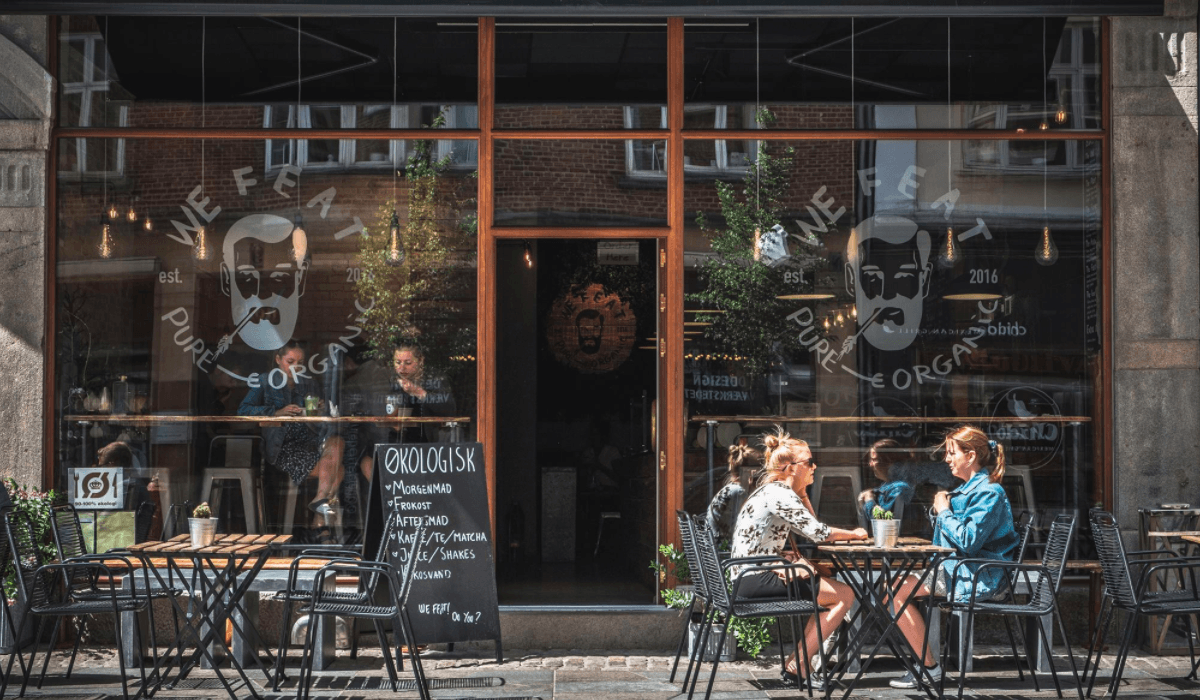 we feat boulevarden aalborg nordjylland bowl juice shake morgenmad sund økologi miljø kaffe coffee breakfast 9000 tilbud gavekort tatar moules frites spar penge dinnerclub dinnerlust restaurant café kaffebar deal